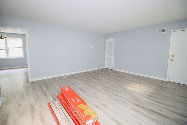 Building Photo - Spacious 2 Bedroom, 1 Bath - Available NOW!