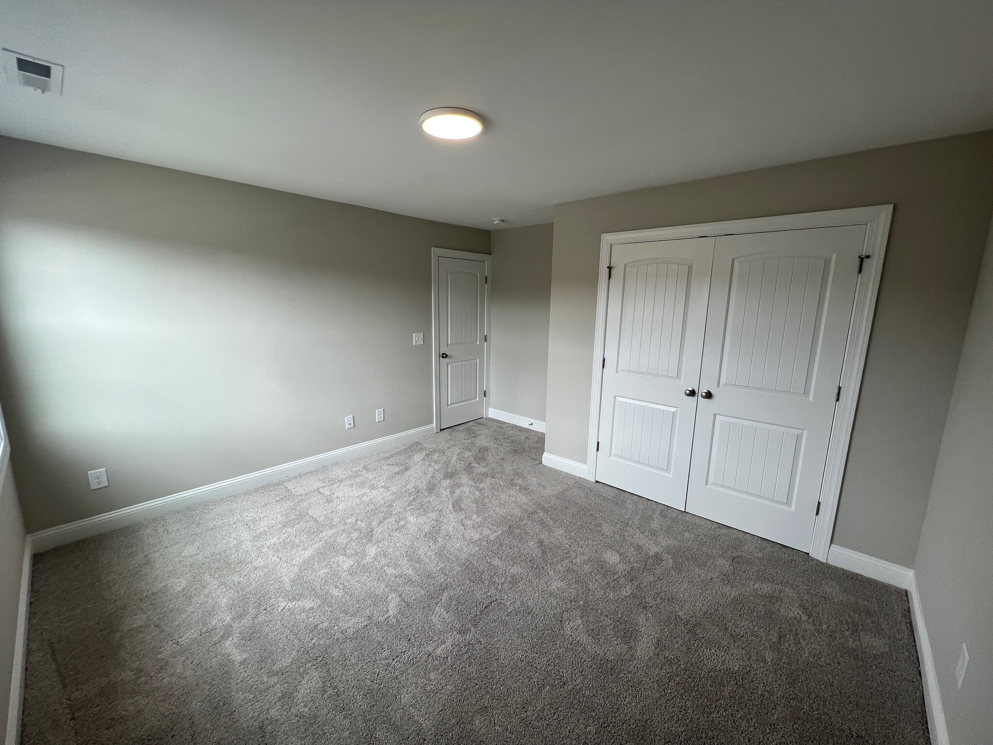 Building Photo - Room in House on Hanover Ct