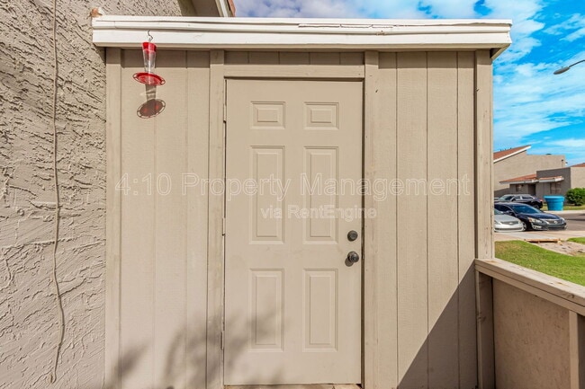 Building Photo - 405 E Linda Ln