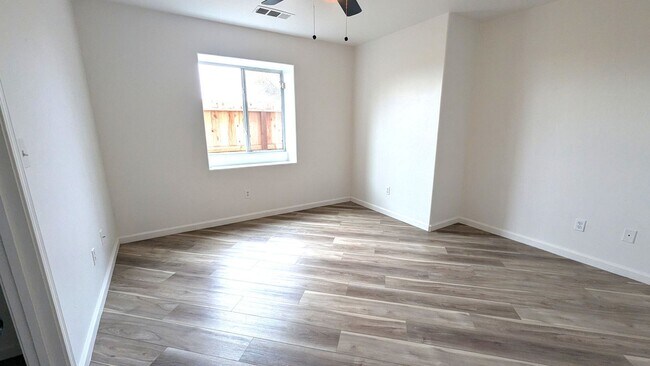 Building Photo - Beautiful 3 bedroom 2 Bath on Large Corner Lot