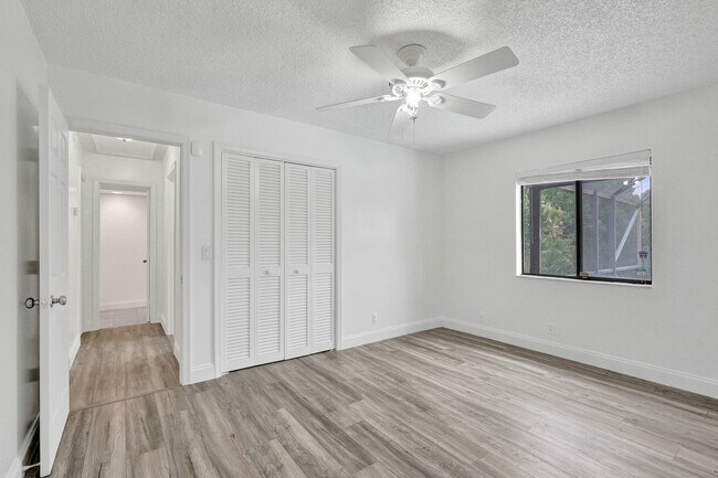 Building Photo - 5127 Woodstone Cir E