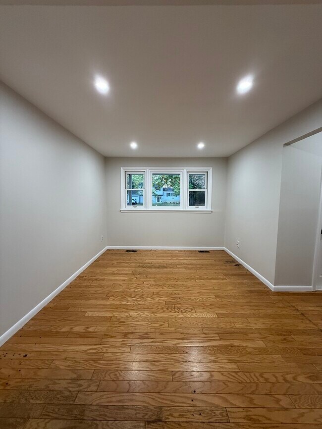 Building Photo - 16 Meadowview Dr