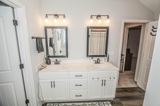 Building Photo - 550 Jensen Ln