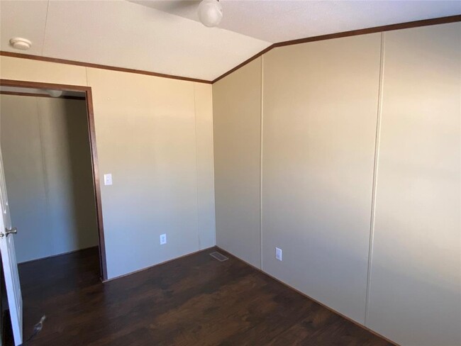 Building Photo - 101 Maple Ln