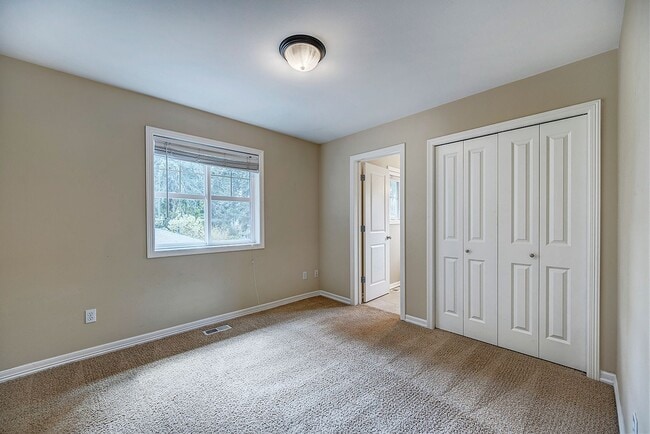 Building Photo - Beautiful Custom Craftsman style home in Kirkland