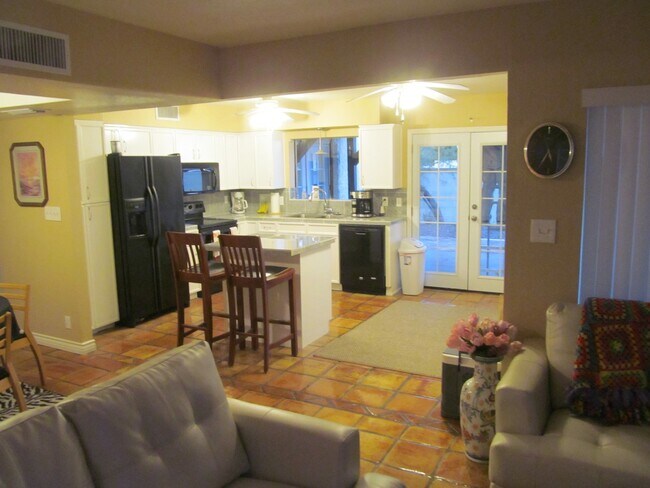 Building Photo - 2BR/2BA HOME W/ 2 CAR GARAGE AND COMMUNITY POOL