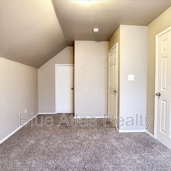 Building Photo - 402 Kings Way Dr