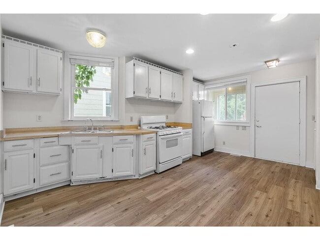 Building Photo - 2610 Dupont Ave S