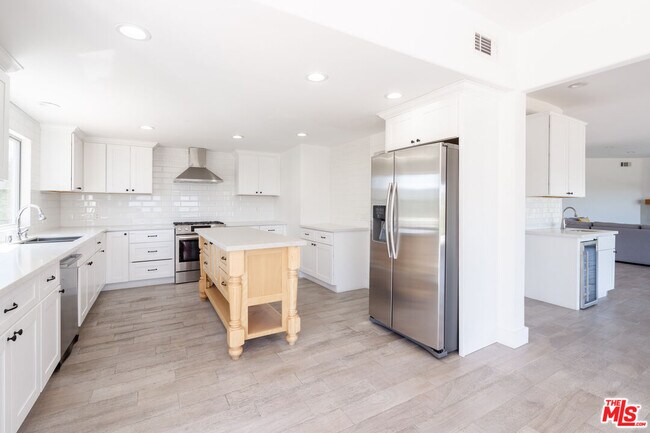 Building Photo - 5026 Medina Rd