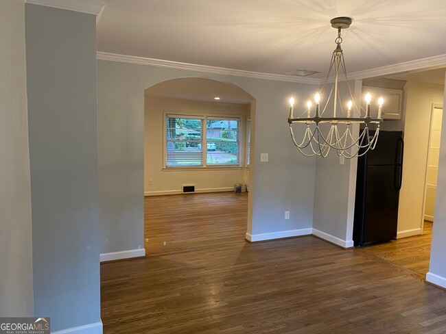 Building Photo - 2021 Woodbine Terrace NE