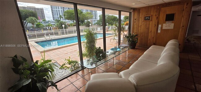 Building Photo - 1650 NE 115th St