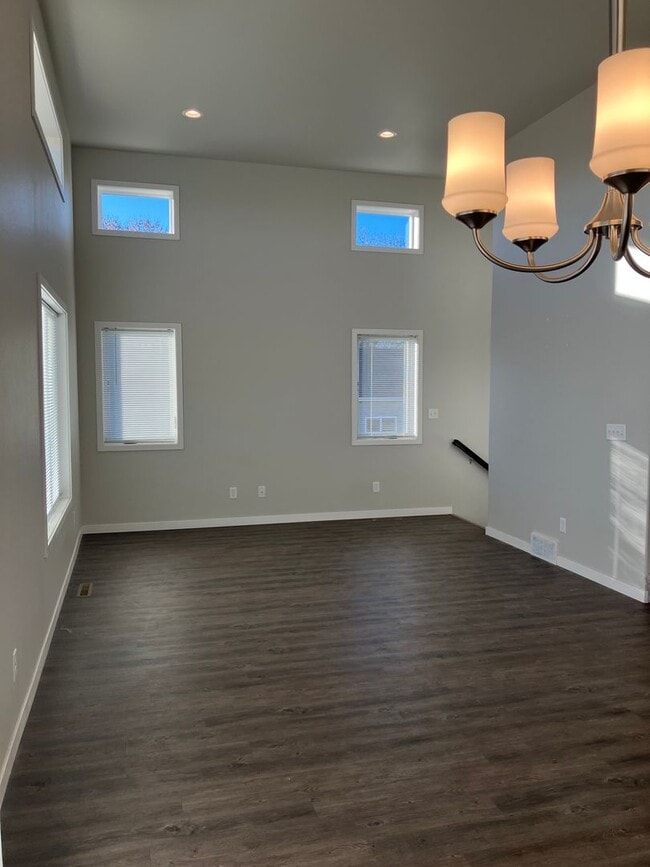 Building Photo - 3 Bed 3 Bath Twin Home