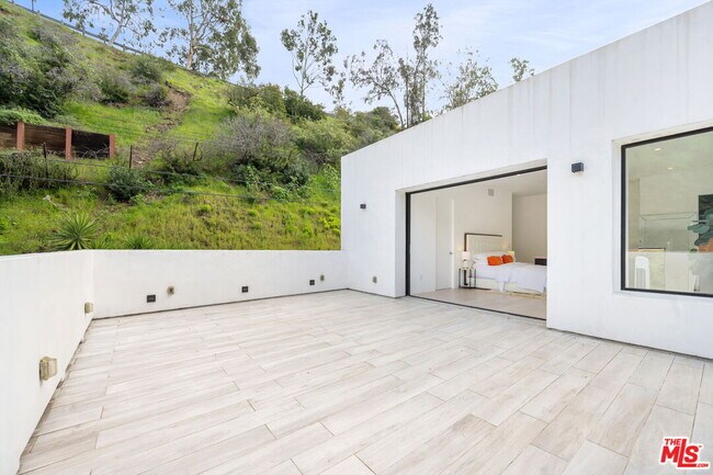 Building Photo - 2048 N Beverly Dr