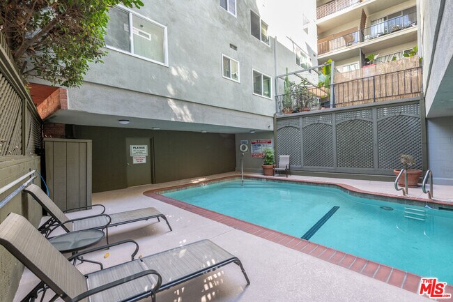 Building Photo - 532 N Rossmore Ave