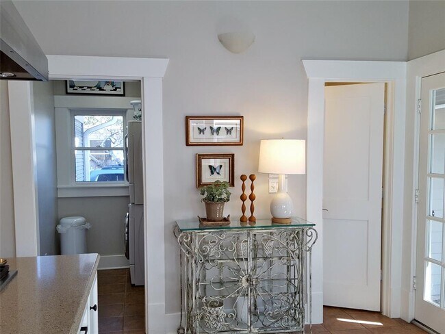 Building Photo - 1018 Highland St