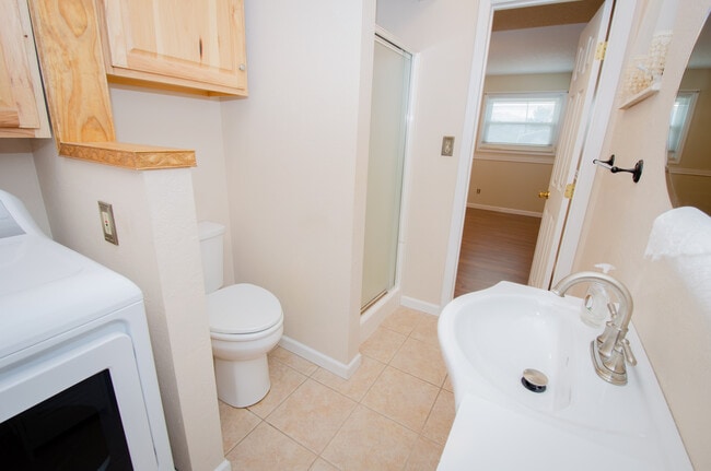 Building Photo - 215 Hillcrest Pl