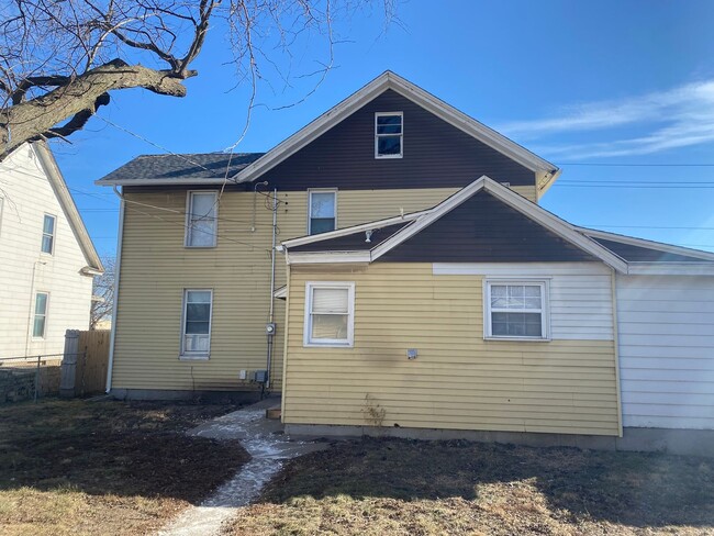 Building Photo - 4BR West Davenport Home