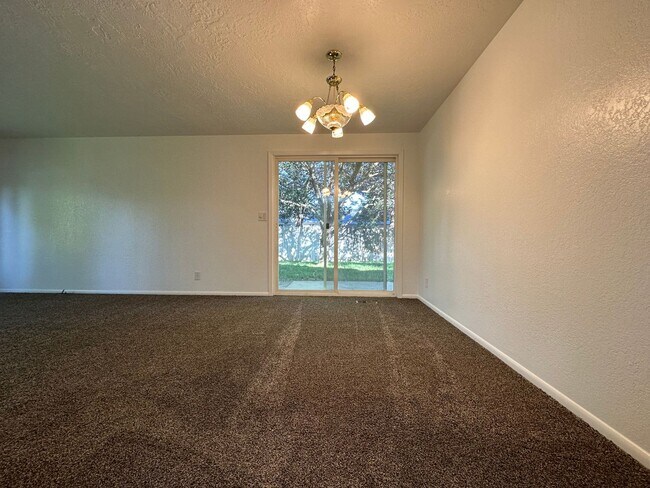 Building Photo - 3 Bedroom 2 Bathroom Single Story Home