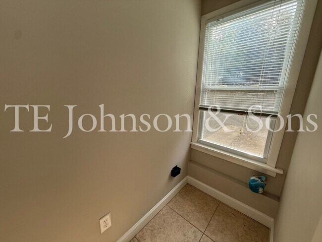 Building Photo - Spacious 3 Bedroom Home with Primary Suite on Main Level and 2-Car Carport