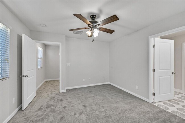 Building Photo - 3 Bedroom Home with Gorgeous Kitchen.