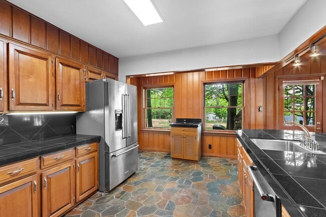 Building Photo - Unique, Charming and Spacious Fayetteville Home!