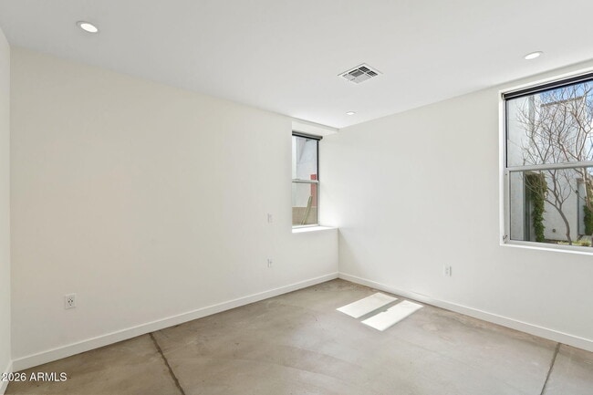 Building Photo - 1337 E Polk St