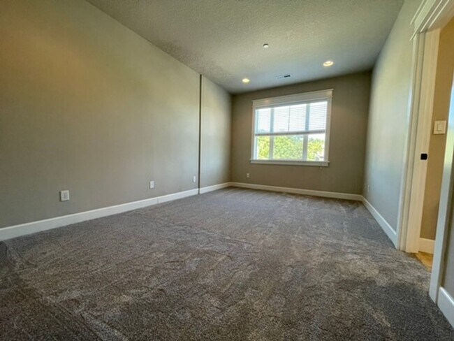 Building Photo - Happy Valley Townhome! 2Bed + Den/Office w/ 2.5 Bath ~ Garage, Washer/Dryer ~ Convenient to PDX A...