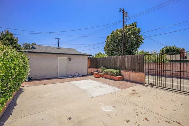 Building Photo - Stylishly Remodeled 4-Bedroom Home in Prim...