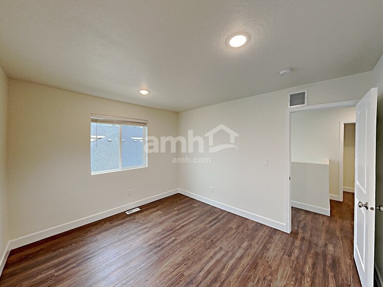 Building Photo - 2415 E Surry Way