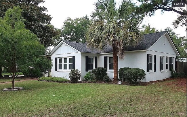 Building Photo - Minutes from Savannah, shops and restaurants