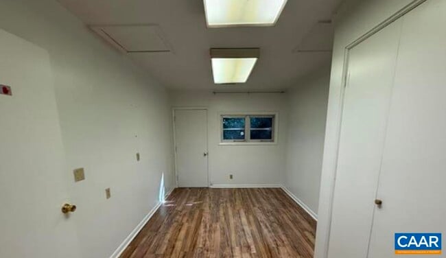 Building Photo - 536 Valley Rd