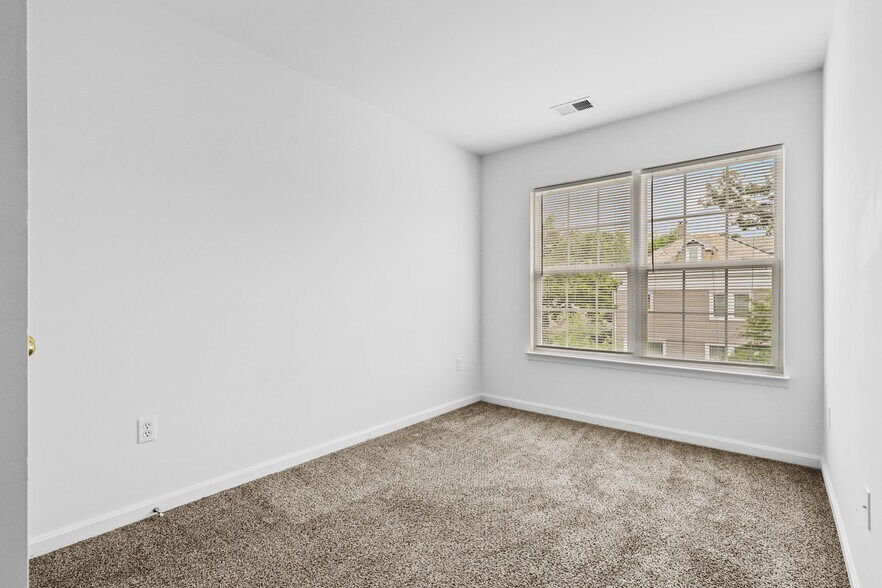 Building Photo - 445 Kenneth Square