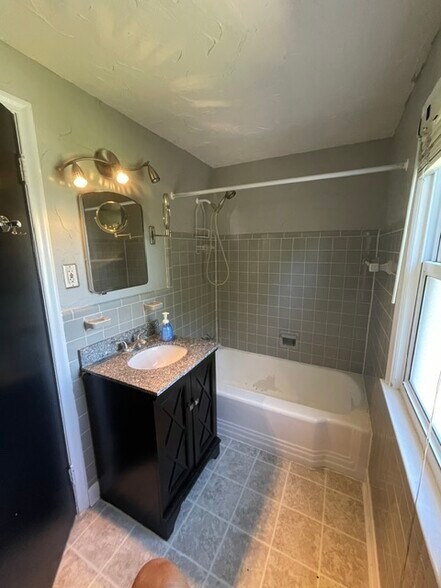 Bathroom - 1017 Henrietta St