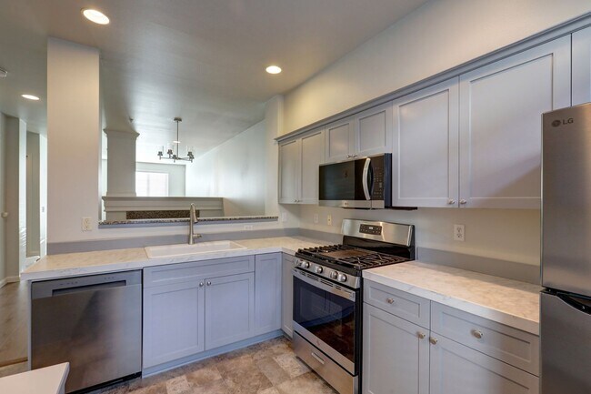 Building Photo - Luxury 2BR 2.5BA Townhouse Style Condo @ Lochshire on Forbes Creek