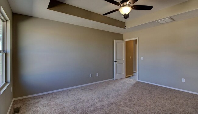 Building Photo - 3 BR Fenced in Home !!