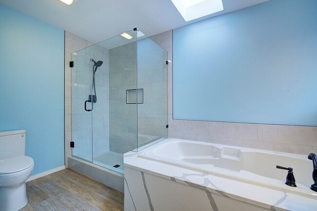 Building Photo - 5Bd/3.5Ba Newcastle House