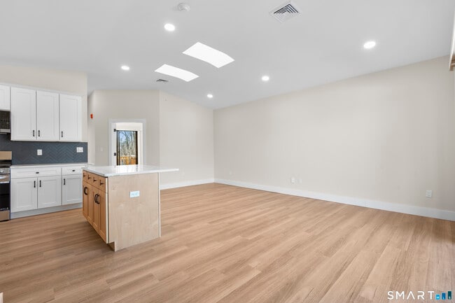 Building Photo - 937 Post Rd