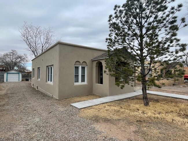 Building Photo - 405 Vassar Dr SE