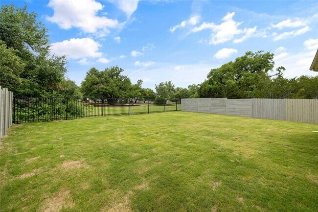 Building Photo - 1122 Silver Dollar Trail