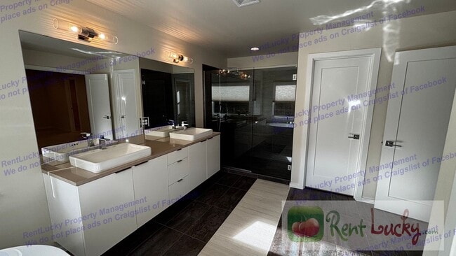 Building Photo - STUNNING 4-Bedroom Lake Tapps Home w/2-Car...