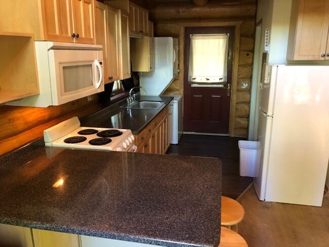 Building Photo - Century 21 Gold Rush - 1bed/1bath cabin (2...