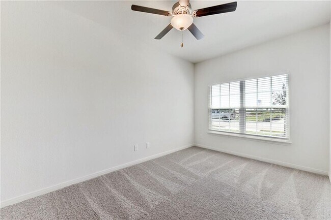 Building Photo - Beautiful 5 Bed 2.5 Bath Home!