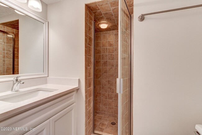 Building Photo - This beautifully remodeled 2 bedroom, 2 ba...