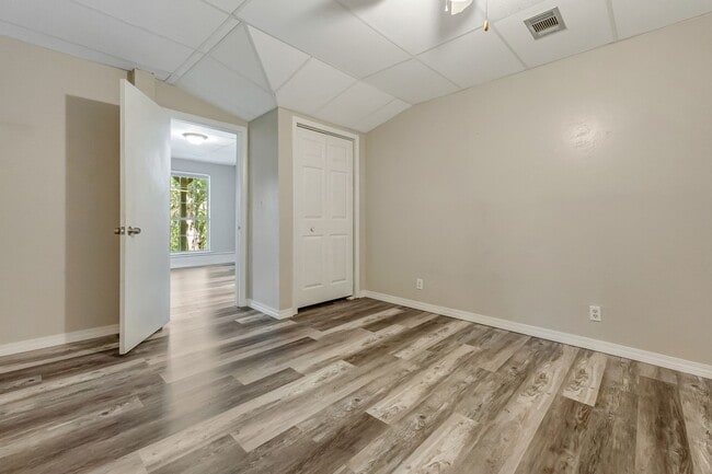 Building Photo - Private Walkout Basement Unit Overlooking ...
