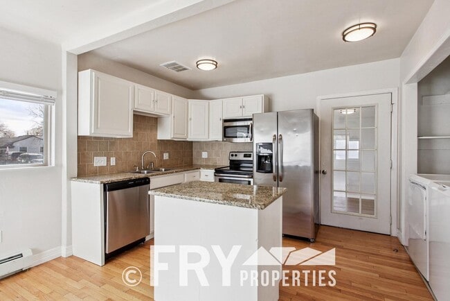 Building Photo - Spacious Sunnyside Home with Huge Yard