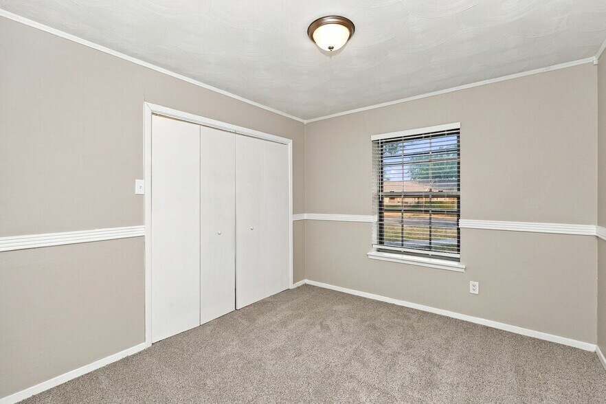 Building Photo - 2532 Belhaven Dr