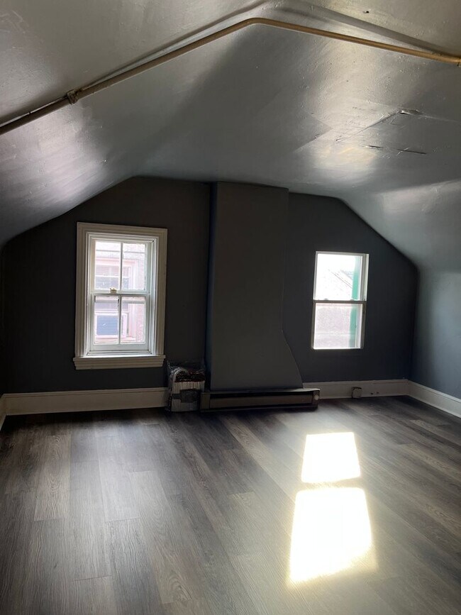 Building Photo - Large 4 Bedroom, 1 Bathroom in Columbia!