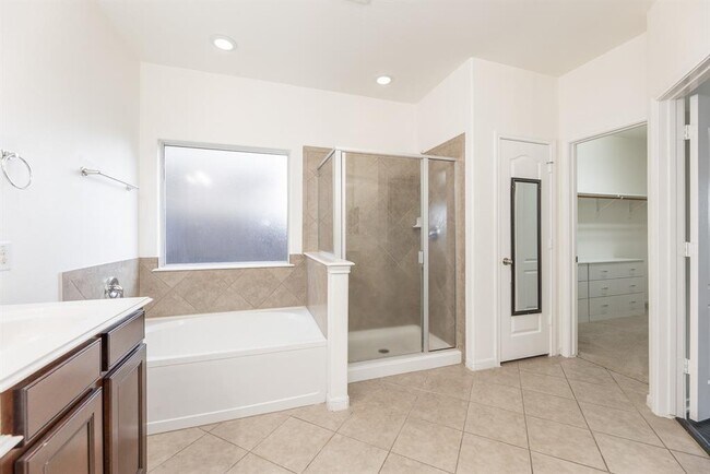 Building Photo - 25951 Ravenside Dr