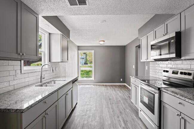 Building Photo - Spacious and updated townhome in Olathe!  1st month is Free!*