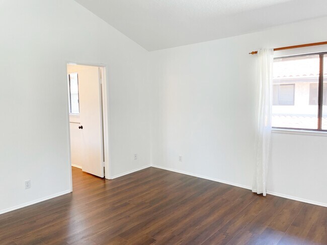 Building Photo - 1450 Palisades Dr